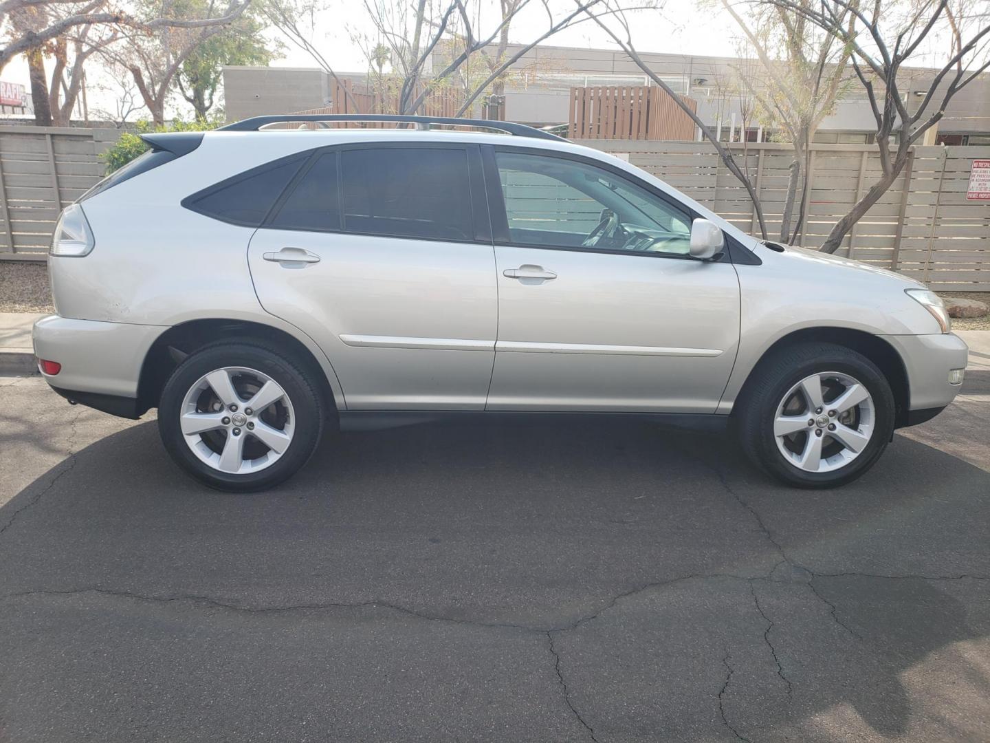 2007 silver /gray and black Lexus RX 350 FWD (2T2GK31U17C) with an 3.5L V6 DOHC 24V engine, 5-Speed Automatic Overdrive transmission, located at 323 E Dunlap Ave., Phoenix, AZ, 85020, (602) 331-9000, 33.567677, -112.069000 - 2007 Lexus RX 350 FWD,……..CASH PRICE ONLY.......Ice Cold A/C, Clean Black and gray interior with gray leather seats, gorgeous tinted sunroof, New brakes, Tune up, Stereo/CD/MP3 Player, Bluetooth, Phone sync, Satellite compatible, This suv is clean inside and out, Incredible gas mileage! Arizona - Photo#4