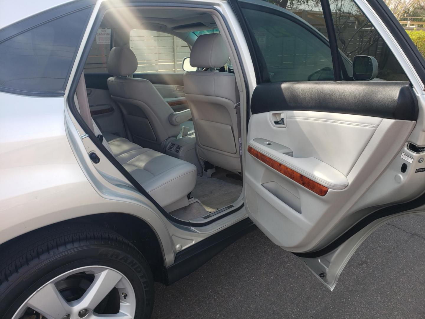 2007 silver /gray and black Lexus RX 350 FWD (2T2GK31U17C) with an 3.5L V6 DOHC 24V engine, 5-Speed Automatic Overdrive transmission, located at 323 E Dunlap Ave., Phoenix, AZ, 85020, (602) 331-9000, 33.567677, -112.069000 - 2007 Lexus RX 350 FWD,……..CASH PRICE ONLY.......Ice Cold A/C, Clean Black and gray interior with gray leather seats, gorgeous tinted sunroof, New brakes, Tune up, Stereo/CD/MP3 Player, Bluetooth, Phone sync, Satellite compatible, This suv is clean inside and out, Incredible gas mileage! Arizona - Photo#14