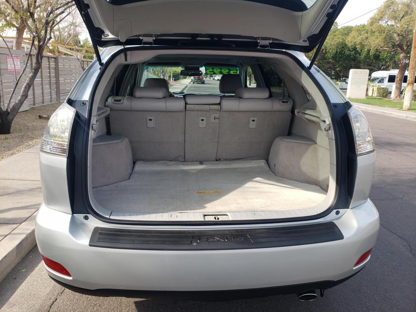 2007 silver /gray and black Lexus RX 350 FWD (2T2GK31U17C) with an 3.5L V6 DOHC 24V engine, 5-Speed Automatic Overdrive transmission, located at 323 E Dunlap Ave., Phoenix, AZ, 85020, (602) 331-9000, 33.567677, -112.069000 - 2007 Lexus RX 350 FWD,……..CASH PRICE ONLY.......Ice Cold A/C, Clean Black and gray interior with gray leather seats, gorgeous tinted sunroof, New brakes, Tune up, Stereo/CD/MP3 Player, Bluetooth, Phone sync, Satellite compatible, This suv is clean inside and out, Incredible gas mileage! Arizona - Photo#16