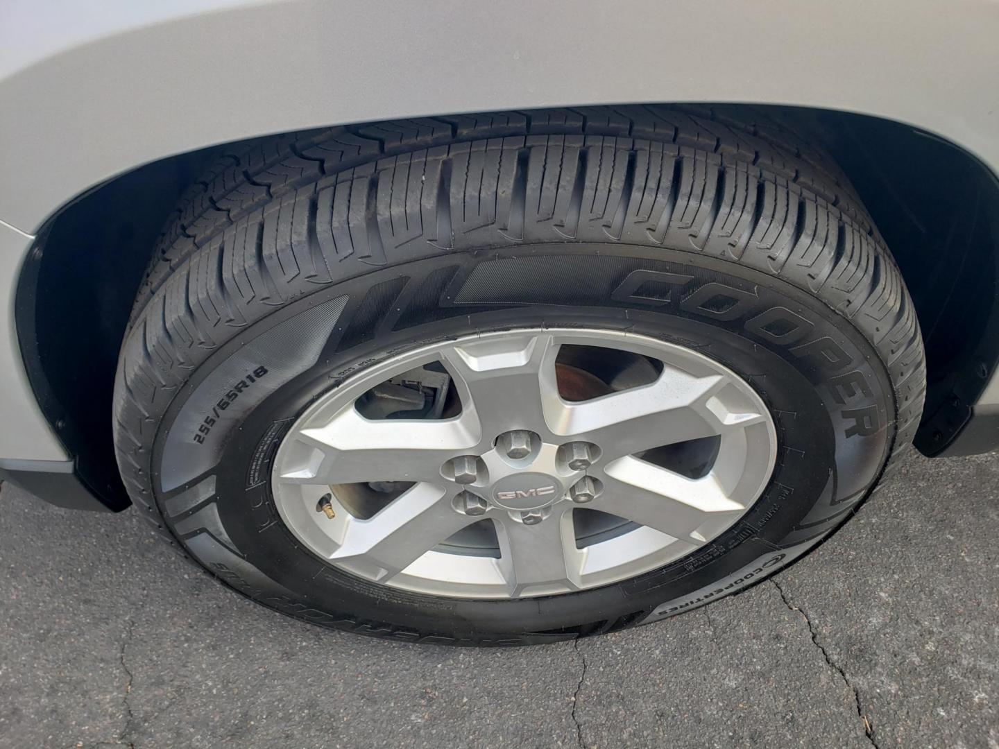 2014 silver /gray and black GMC Acadia SLE-1 FWD (1GKKRNED6EJ) with an 3.6L V6 DOHC 24V engine, 6-Speed Automatic transmission, located at 323 E Dunlap Ave., Phoenix, AZ, 85020, (602) 331-9000, 33.567677, -112.069000 - 2014 GMC Acadia SLE-1 FWD,……. EXCELLENT condition,…… A Real Must See!!.... No accidents, Power everything, Ice cold ac front and rear, gray and black interior with gray cloth seats in near perfect condition, power windows, power door locks, touch screen stereo/cd player, phone sync, blue too - Photo#20