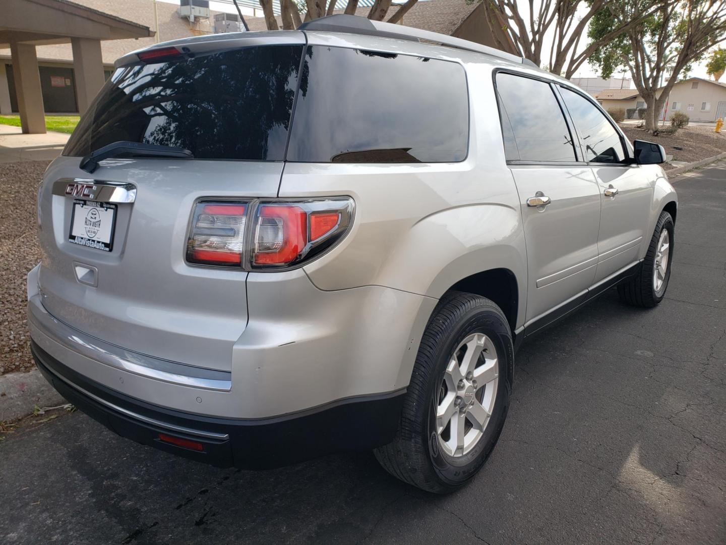 2014 silver /gray and black GMC Acadia SLE-1 FWD (1GKKRNED6EJ) with an 3.6L V6 DOHC 24V engine, 6-Speed Automatic transmission, located at 323 E Dunlap Ave., Phoenix, AZ, 85020, (602) 331-9000, 33.567677, -112.069000 - 2014 GMC Acadia SLE-1 FWD,……. EXCELLENT condition,…… A Real Must See!!.... No accidents, Power everything, Ice cold ac front and rear, gray and black interior with gray cloth seats in near perfect condition, power windows, power door locks, touch screen stereo/cd player, phone sync, blue too - Photo#3