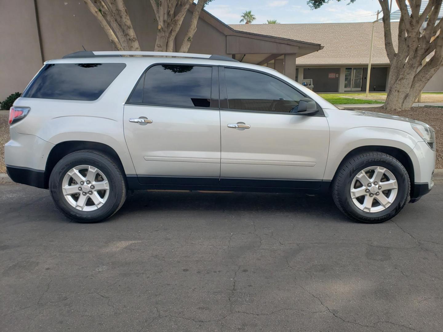 2014 silver /gray and black GMC Acadia SLE-1 FWD (1GKKRNED6EJ) with an 3.6L V6 DOHC 24V engine, 6-Speed Automatic transmission, located at 323 E Dunlap Ave., Phoenix, AZ, 85020, (602) 331-9000, 33.567677, -112.069000 - 2014 GMC Acadia SLE-1 FWD,……. EXCELLENT condition,…… A Real Must See!!.... No accidents, Power everything, Ice cold ac front and rear, gray and black interior with gray cloth seats in near perfect condition, power windows, power door locks, touch screen stereo/cd player, phone sync, blue too - Photo#4