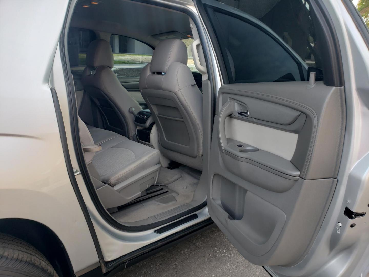 2014 silver /gray and black GMC Acadia SLE-1 FWD (1GKKRNED6EJ) with an 3.6L V6 DOHC 24V engine, 6-Speed Automatic transmission, located at 323 E Dunlap Ave., Phoenix, AZ, 85020, (602) 331-9000, 33.567677, -112.069000 - 2014 GMC Acadia SLE-1 FWD,……. EXCELLENT condition,…… A Real Must See!!.... No accidents, Power everything, Ice cold ac front and rear, gray and black interior with gray cloth seats in near perfect condition, power windows, power door locks, touch screen stereo/cd player, phone sync, blue too - Photo#15