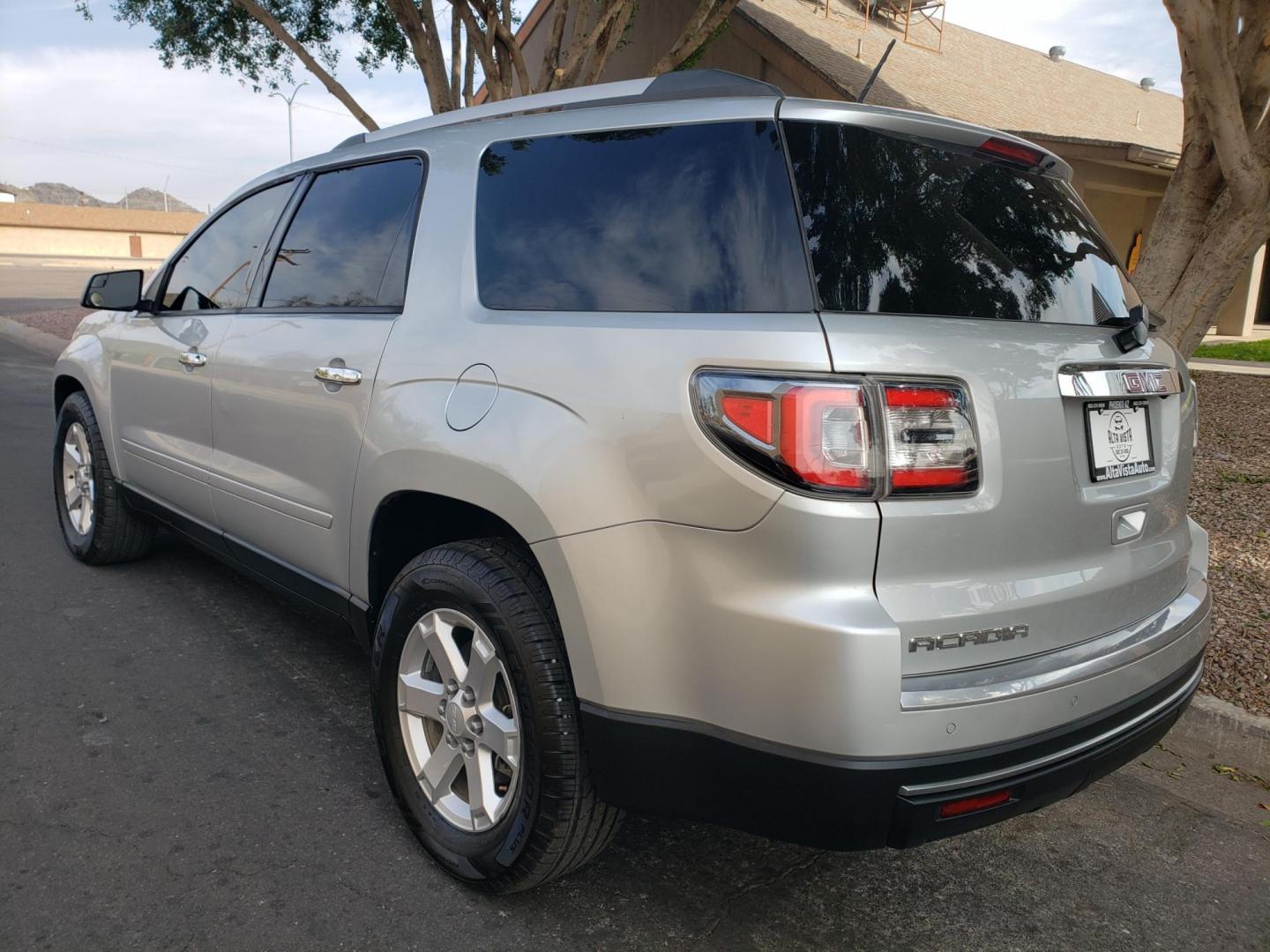 2014 silver /gray and black GMC Acadia SLE-1 FWD (1GKKRNED6EJ) with an 3.6L V6 DOHC 24V engine, 6-Speed Automatic transmission, located at 323 E Dunlap Ave., Phoenix, AZ, 85020, (602) 331-9000, 33.567677, -112.069000 - 2014 GMC Acadia SLE-1 FWD,……. EXCELLENT condition,…… A Real Must See!!.... No accidents, Power everything, Ice cold ac front and rear, gray and black interior with gray cloth seats in near perfect condition, power windows, power door locks, touch screen stereo/cd player, phone sync, blue too - Photo#5