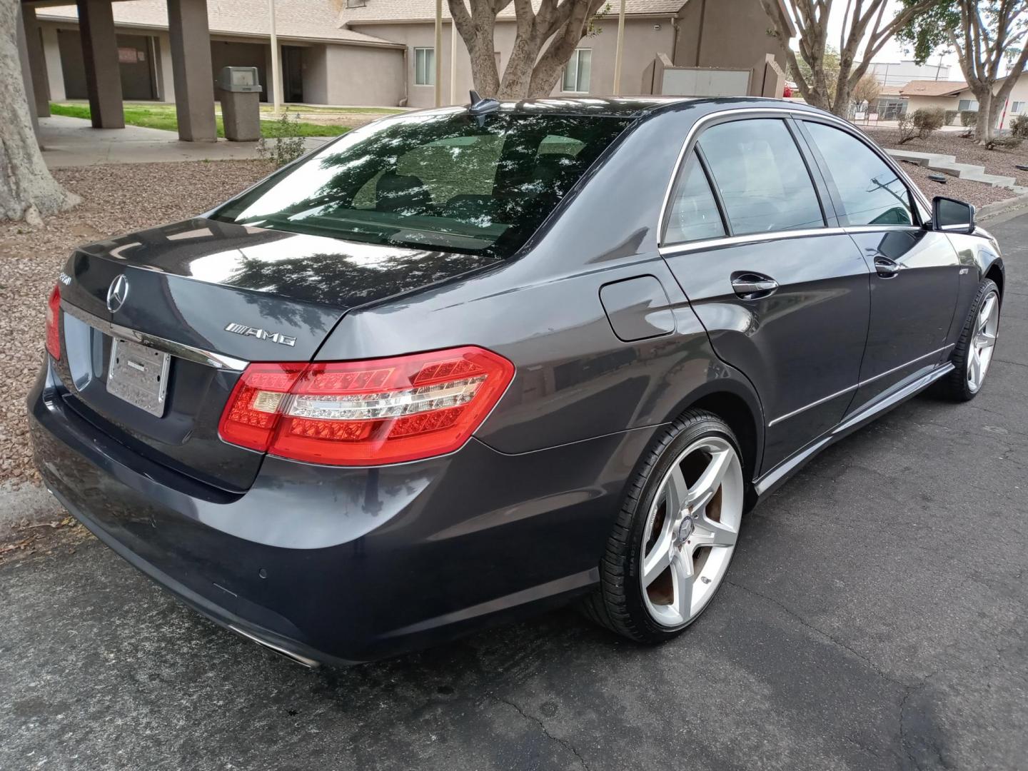 2010 gray /black Mercedes-Benz E-Class E550 Sedan (WDDHF7CB8AA) with an 5.5L V8 DOHC 32V engine, 7-Speed Automatic transmission, located at 323 E Dunlap Ave., Phoenix, AZ, 85020, (602) 331-9000, 33.567677, -112.069000 - Photo#3