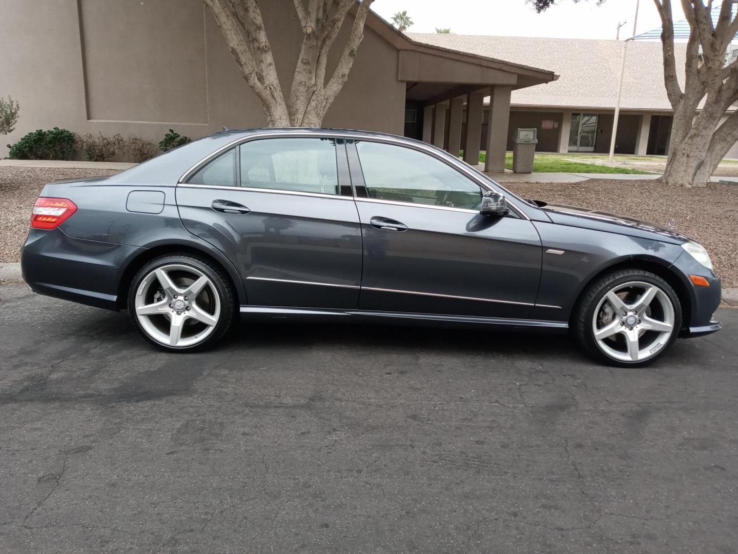 2010 gray /black Mercedes-Benz E-Class E550 Sedan (WDDHF7CB8AA) with an 5.5L V8 DOHC 32V engine, 7-Speed Automatic transmission, located at 323 E Dunlap Ave., Phoenix, AZ, 85020, (602) 331-9000, 33.567677, -112.069000 - Photo#4