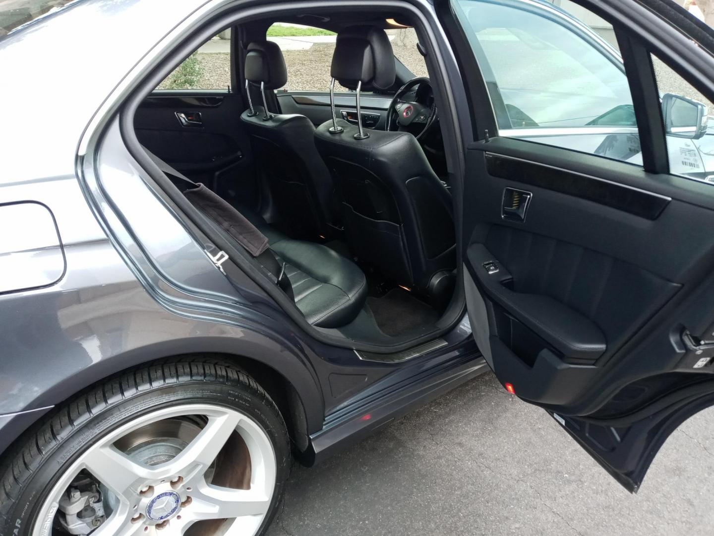 2010 gray /black Mercedes-Benz E-Class E550 Sedan (WDDHF7CB8AA) with an 5.5L V8 DOHC 32V engine, 7-Speed Automatic transmission, located at 323 E Dunlap Ave., Phoenix, AZ, 85020, (602) 331-9000, 33.567677, -112.069000 - Photo#13