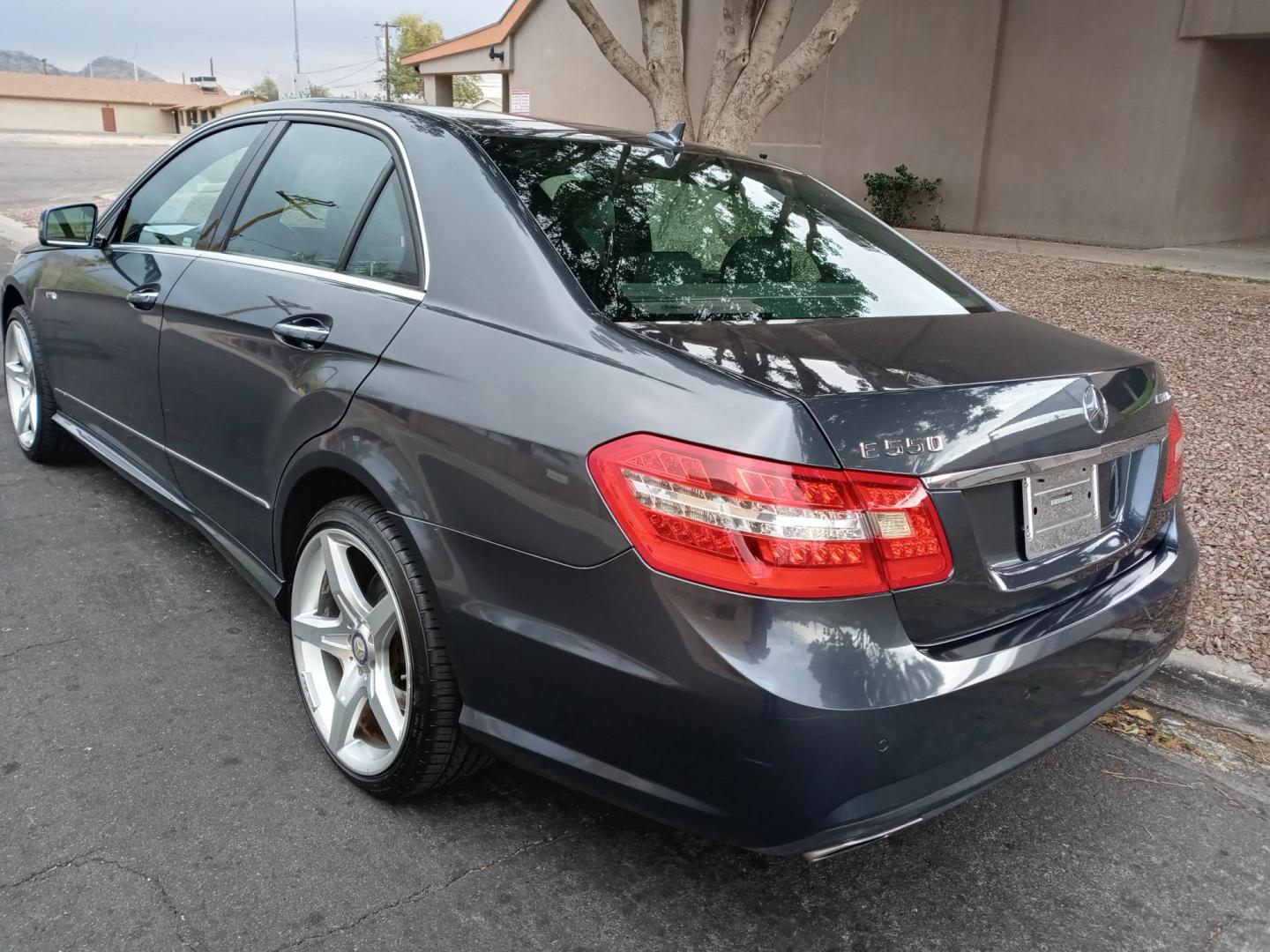 2010 gray /black Mercedes-Benz E-Class E550 Sedan (WDDHF7CB8AA) with an 5.5L V8 DOHC 32V engine, 7-Speed Automatic transmission, located at 323 E Dunlap Ave., Phoenix, AZ, 85020, (602) 331-9000, 33.567677, -112.069000 - Photo#5