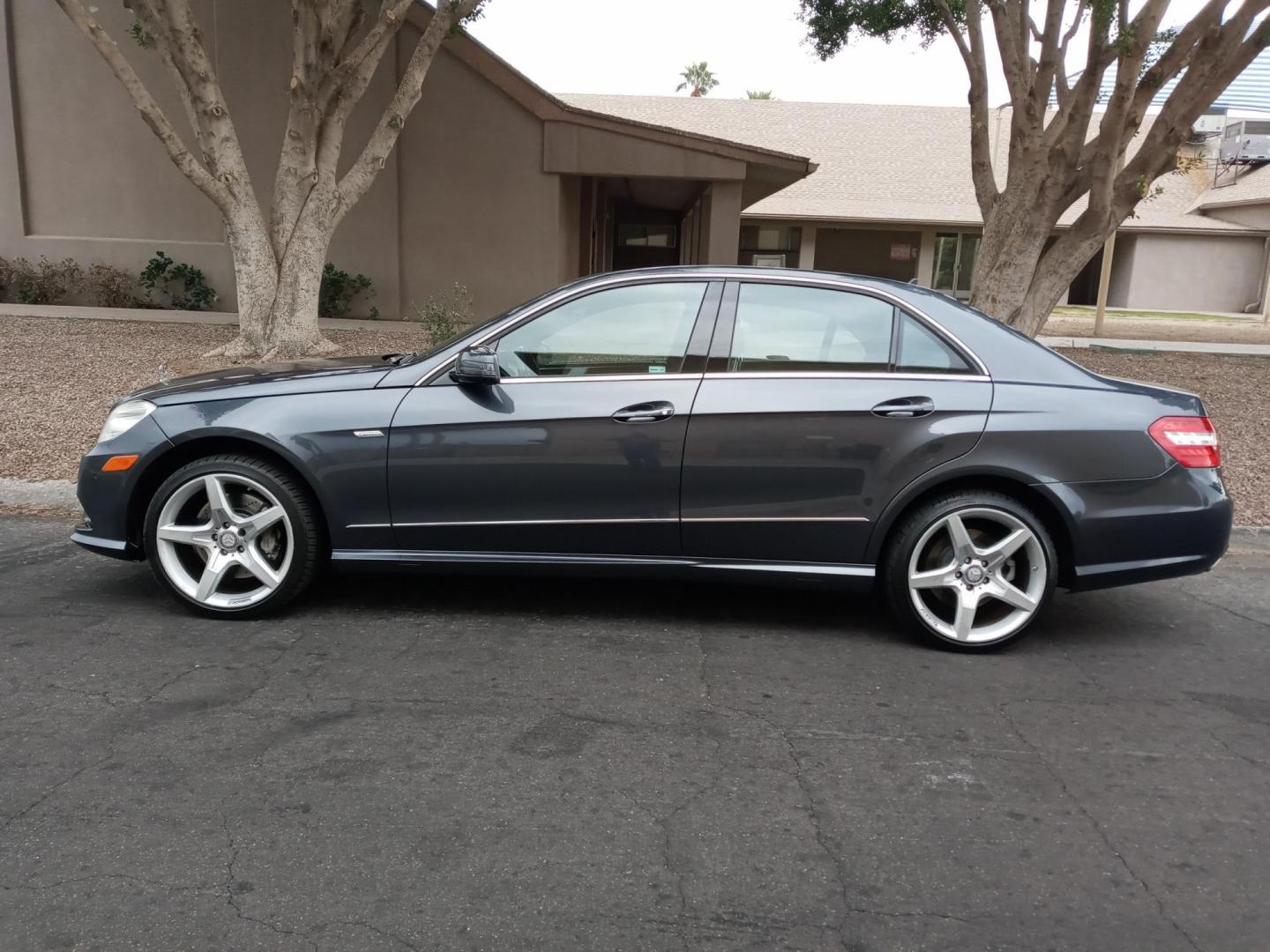 2010 gray /black Mercedes-Benz E-Class E550 Sedan (WDDHF7CB8AA) with an 5.5L V8 DOHC 32V engine, 7-Speed Automatic transmission, located at 323 E Dunlap Ave., Phoenix, AZ, 85020, (602) 331-9000, 33.567677, -112.069000 - Photo#6