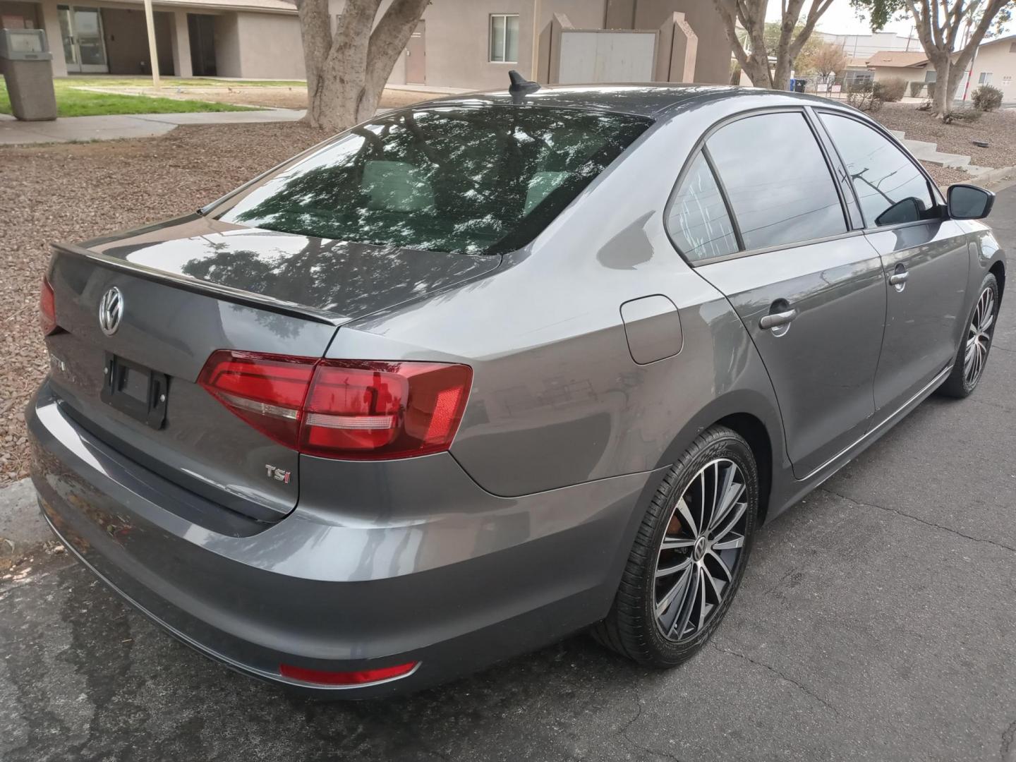 2016 gray /gray and black Volkswagen Jetta SE 6A (3VWD17AJXGM) with an 1.8L L4 DOHC 20V engine, 6A transmission, located at 323 E Dunlap Ave., Phoenix, AZ, 85020, (602) 331-9000, 33.567677, -112.069000 - 2016 Volkswagen Jetta SE 6A,...... EXCELLENT condition, A Real Must See!!.... No accidents, Ice cold ac, Stereo/CD Player, Satellite compatible, Bluetooth, Phone sync, Backup camera, Clean Black interior with Black and gray Leather seats in near perfect condition, power windows, power door locks, c - Photo#3