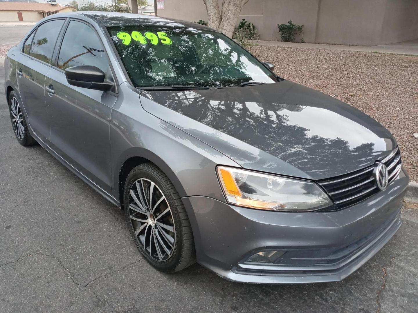 2016 gray /gray and black Volkswagen Jetta SE 6A (3VWD17AJXGM) with an 1.8L L4 DOHC 20V engine, 6A transmission, located at 323 E Dunlap Ave., Phoenix, AZ, 85020, (602) 331-9000, 33.567677, -112.069000 - 2016 Volkswagen Jetta SE 6A,...... EXCELLENT condition, A Real Must See!!.... No accidents, Ice cold ac, Stereo/CD Player, Satellite compatible, Bluetooth, Phone sync, Backup camera, Clean Black interior with Black and gray Leather seats in near perfect condition, power windows, power door locks, c - Photo#2