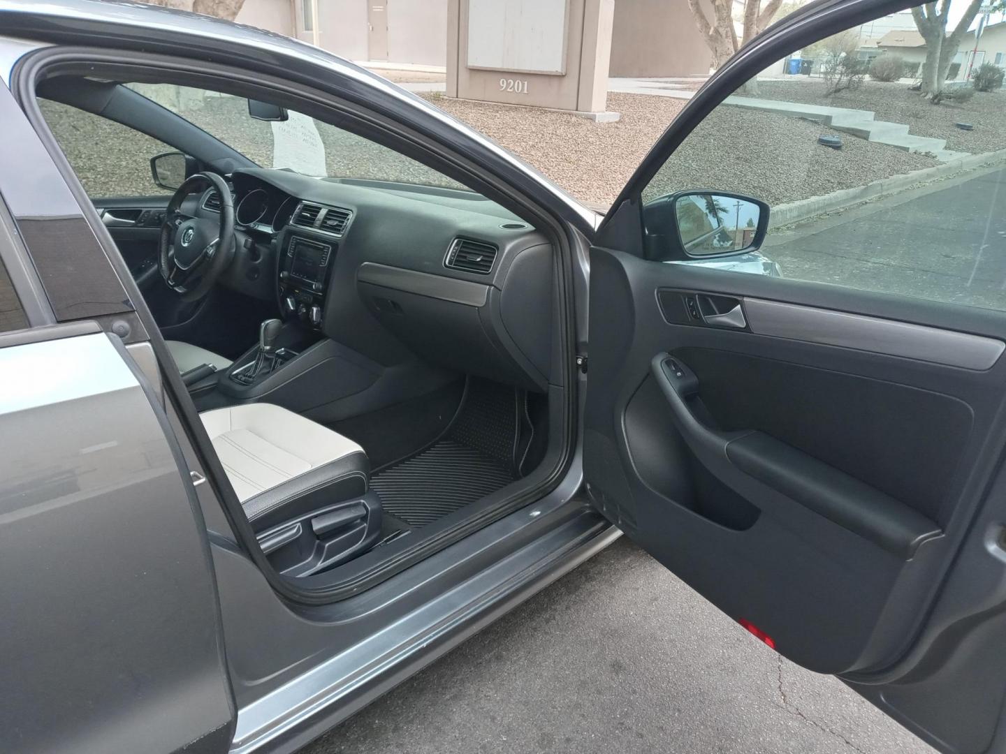 2016 gray /gray and black Volkswagen Jetta SE 6A (3VWD17AJXGM) with an 1.8L L4 DOHC 20V engine, 6A transmission, located at 323 E Dunlap Ave., Phoenix, AZ, 85020, (602) 331-9000, 33.567677, -112.069000 - 2016 Volkswagen Jetta SE 6A,...... EXCELLENT condition, A Real Must See!!.... No accidents, Ice cold ac, Stereo/CD Player, Satellite compatible, Bluetooth, Phone sync, Backup camera, Clean Black interior with Black and gray Leather seats in near perfect condition, power windows, power door locks, c - Photo#12