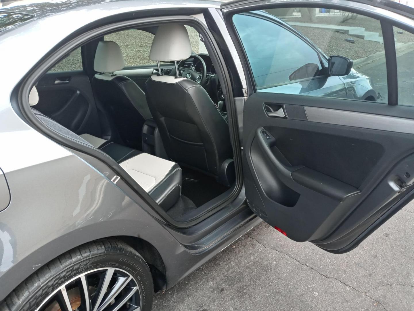 2016 gray /gray and black Volkswagen Jetta SE 6A (3VWD17AJXGM) with an 1.8L L4 DOHC 20V engine, 6A transmission, located at 323 E Dunlap Ave., Phoenix, AZ, 85020, (602) 331-9000, 33.567677, -112.069000 - 2016 Volkswagen Jetta SE 6A,...... EXCELLENT condition, A Real Must See!!.... No accidents, Ice cold ac, Stereo/CD Player, Satellite compatible, Bluetooth, Phone sync, Backup camera, Clean Black interior with Black and gray Leather seats in near perfect condition, power windows, power door locks, c - Photo#14