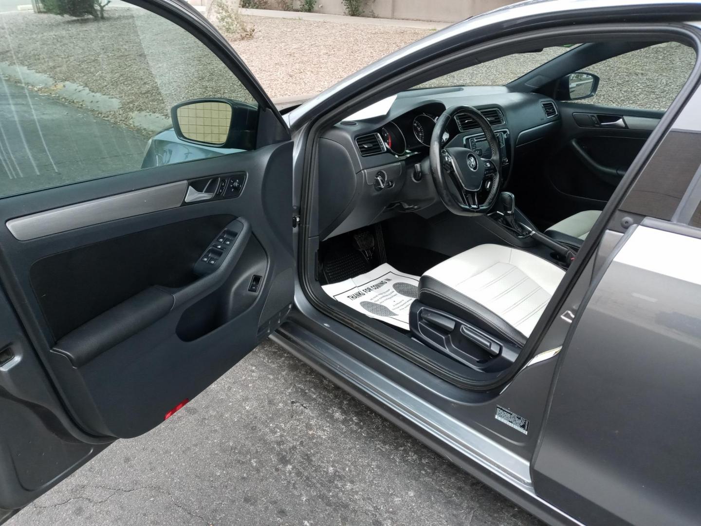 2016 gray /gray and black Volkswagen Jetta SE 6A (3VWD17AJXGM) with an 1.8L L4 DOHC 20V engine, 6A transmission, located at 323 E Dunlap Ave., Phoenix, AZ, 85020, (602) 331-9000, 33.567677, -112.069000 - 2016 Volkswagen Jetta SE 6A,...... EXCELLENT condition, A Real Must See!!.... No accidents, Ice cold ac, Stereo/CD Player, Satellite compatible, Bluetooth, Phone sync, Backup camera, Clean Black interior with Black and gray Leather seats in near perfect condition, power windows, power door locks, c - Photo#8