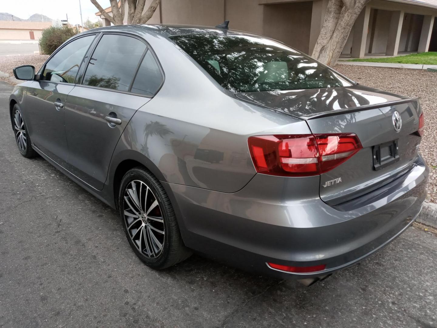 2016 gray /gray and black Volkswagen Jetta SE 6A (3VWD17AJXGM) with an 1.8L L4 DOHC 20V engine, 6A transmission, located at 323 E Dunlap Ave., Phoenix, AZ, 85020, (602) 331-9000, 33.567677, -112.069000 - 2016 Volkswagen Jetta SE 6A,...... EXCELLENT condition, A Real Must See!!.... No accidents, Ice cold ac, Stereo/CD Player, Satellite compatible, Bluetooth, Phone sync, Backup camera, Clean Black interior with Black and gray Leather seats in near perfect condition, power windows, power door locks, c - Photo#5