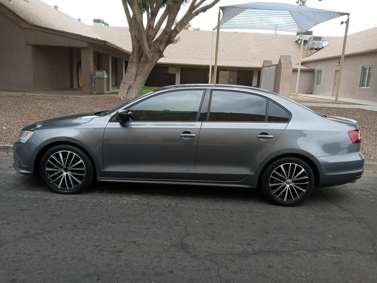 2016 gray /gray and black Volkswagen Jetta SE 6A (3VWD17AJXGM) with an 1.8L L4 DOHC 20V engine, 6A transmission, located at 323 E Dunlap Ave., Phoenix, AZ, 85020, (602) 331-9000, 33.567677, -112.069000 - 2016 Volkswagen Jetta SE 6A,...... EXCELLENT condition, A Real Must See!!.... No accidents, Ice cold ac, Stereo/CD Player, Satellite compatible, Bluetooth, Phone sync, Backup camera, Clean Black interior with Black and gray Leather seats in near perfect condition, power windows, power door locks, c - Photo#6