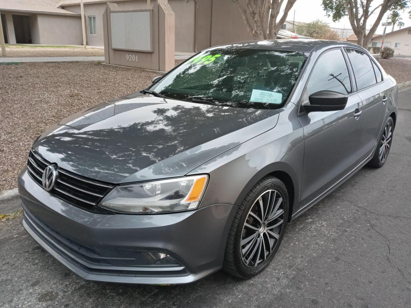 2016 gray /gray and black Volkswagen Jetta SE 6A (3VWD17AJXGM) with an 1.8L L4 DOHC 20V engine, 6A transmission, located at 323 E Dunlap Ave., Phoenix, AZ, 85020, (602) 331-9000, 33.567677, -112.069000 - 2016 Volkswagen Jetta SE 6A,...... EXCELLENT condition, A Real Must See!!.... No accidents, Ice cold ac, Stereo/CD Player, Satellite compatible, Bluetooth, Phone sync, Backup camera, Clean Black interior with Black and gray Leather seats in near perfect condition, power windows, power door locks, c - Photo#0