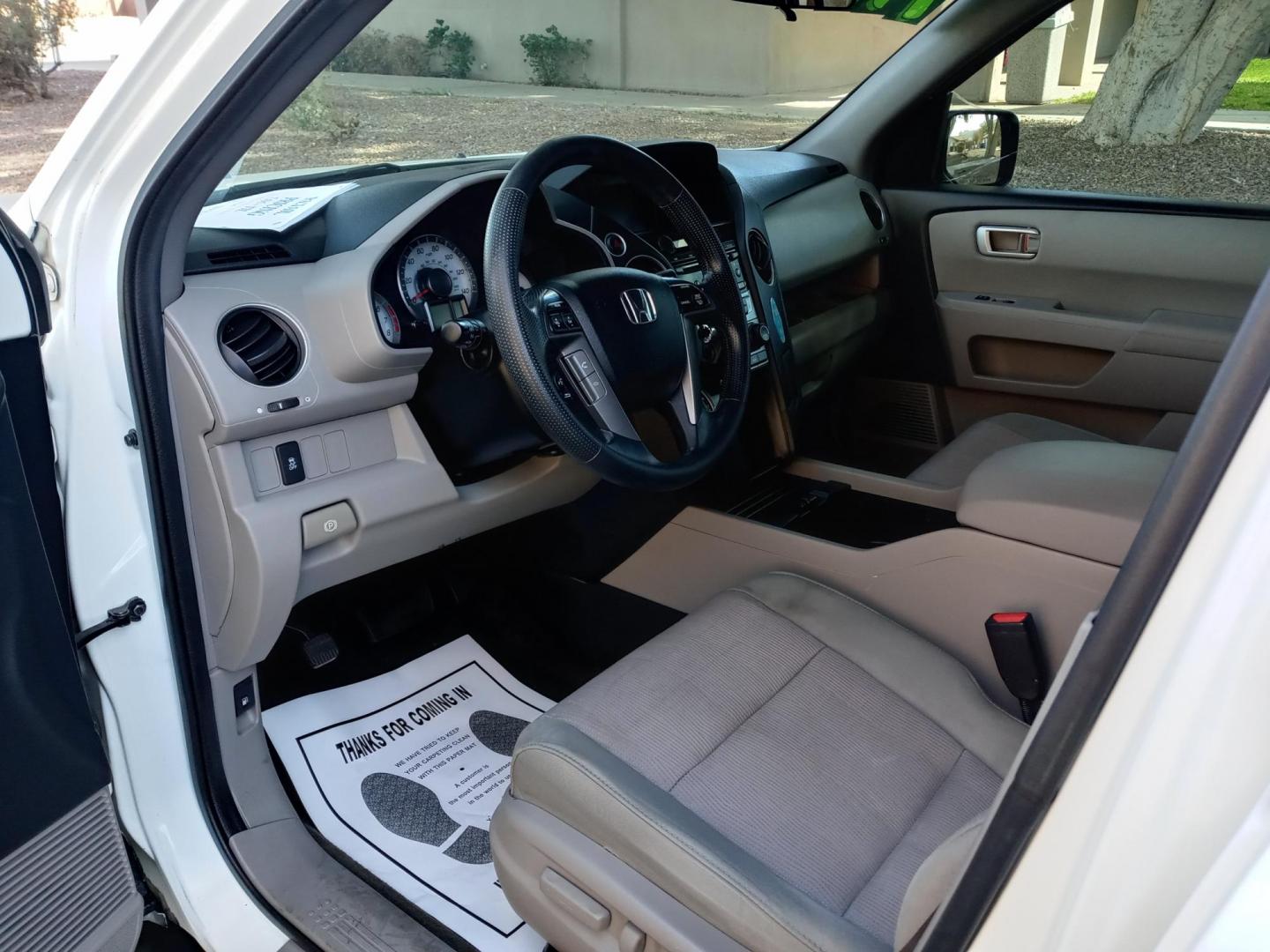 2013 WHITE /gray and black Honda Pilot EX 2WD 5-Spd AT (5FNYF3H4XDB) with an 3.5L V6 SOHC 24V engine, 5-Speed Automatic transmission, located at 323 E Dunlap Ave., Phoenix, AZ, 85020, (602) 331-9000, 33.567677, -112.069000 - Photo#9