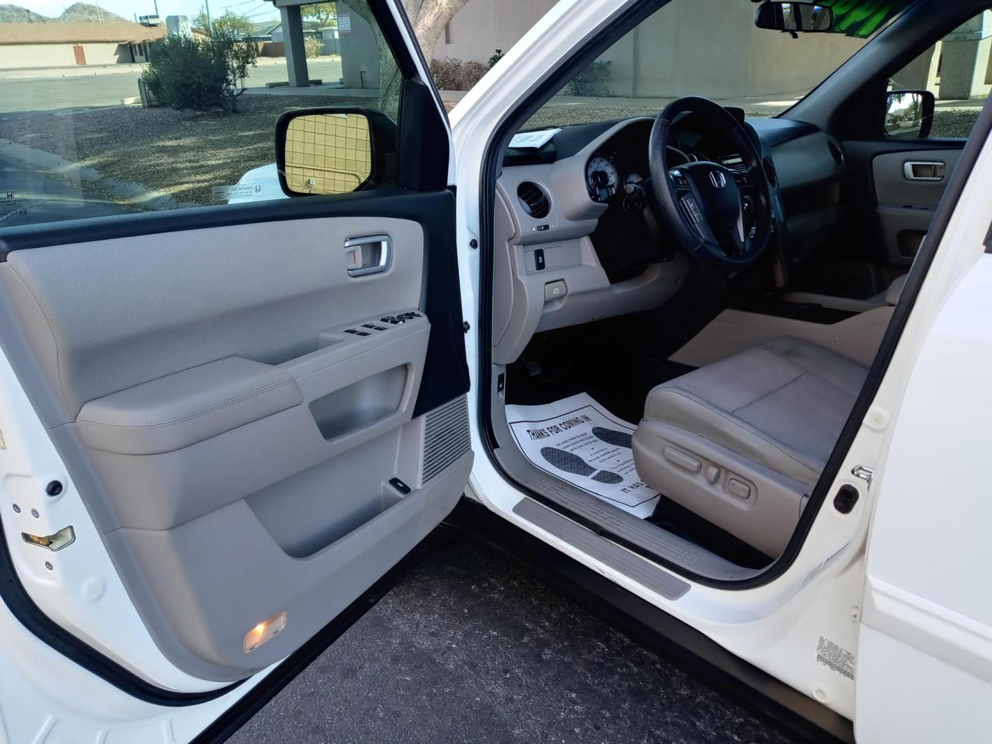 2013 WHITE /gray and black Honda Pilot EX 2WD 5-Spd AT (5FNYF3H4XDB) with an 3.5L V6 SOHC 24V engine, 5-Speed Automatic transmission, located at 323 E Dunlap Ave., Phoenix, AZ, 85020, (602) 331-9000, 33.567677, -112.069000 - Photo#8