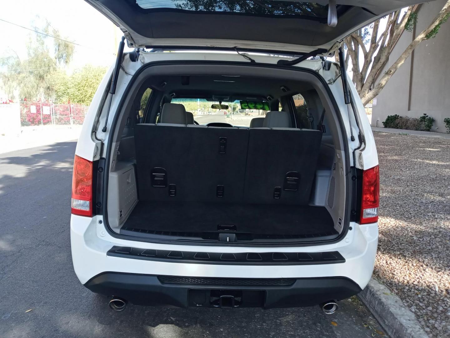 2013 WHITE /gray and black Honda Pilot EX 2WD 5-Spd AT (5FNYF3H4XDB) with an 3.5L V6 SOHC 24V engine, 5-Speed Automatic transmission, located at 323 E Dunlap Ave., Phoenix, AZ, 85020, (602) 331-9000, 33.567677, -112.069000 - Photo#19