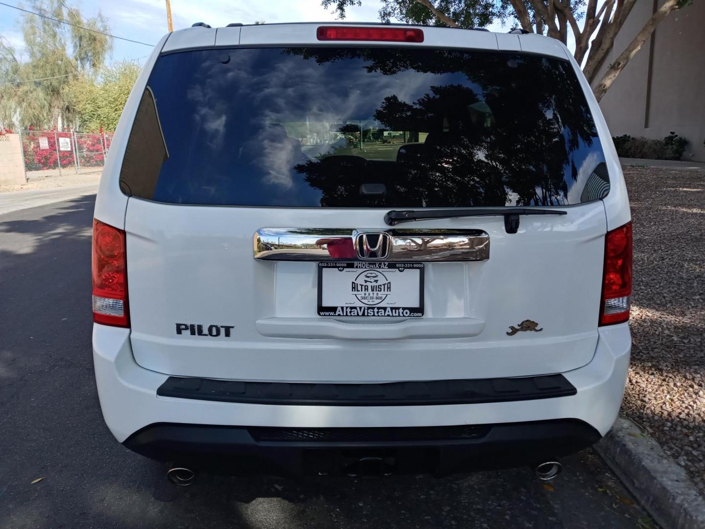 2013 WHITE /gray and black Honda Pilot EX 2WD 5-Spd AT (5FNYF3H4XDB) with an 3.5L V6 SOHC 24V engine, 5-Speed Automatic transmission, located at 323 E Dunlap Ave., Phoenix, AZ, 85020, (602) 331-9000, 33.567677, -112.069000 - Photo#7