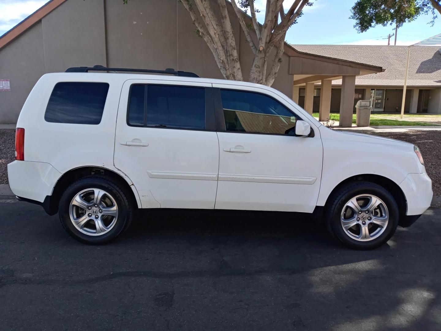 2013 WHITE /gray and black Honda Pilot EX 2WD 5-Spd AT (5FNYF3H4XDB) with an 3.5L V6 SOHC 24V engine, 5-Speed Automatic transmission, located at 323 E Dunlap Ave., Phoenix, AZ, 85020, (602) 331-9000, 33.567677, -112.069000 - Photo#4