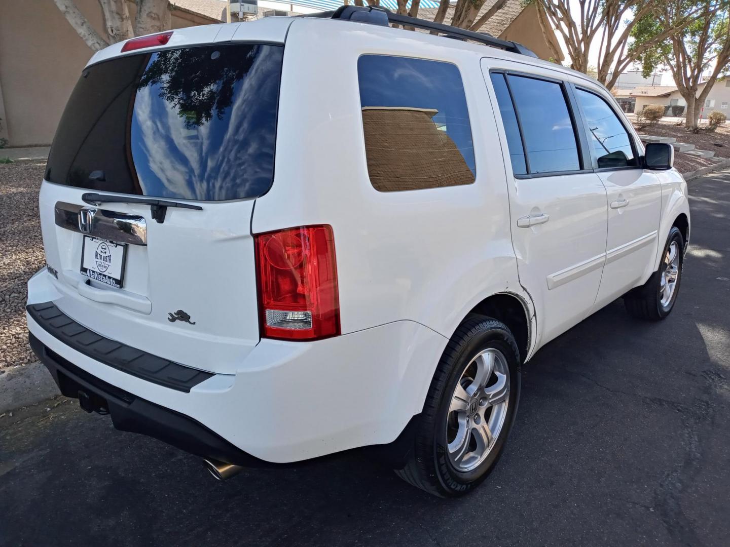 2013 WHITE /gray and black Honda Pilot EX 2WD 5-Spd AT (5FNYF3H4XDB) with an 3.5L V6 SOHC 24V engine, 5-Speed Automatic transmission, located at 323 E Dunlap Ave., Phoenix, AZ, 85020, (602) 331-9000, 33.567677, -112.069000 - Photo#3