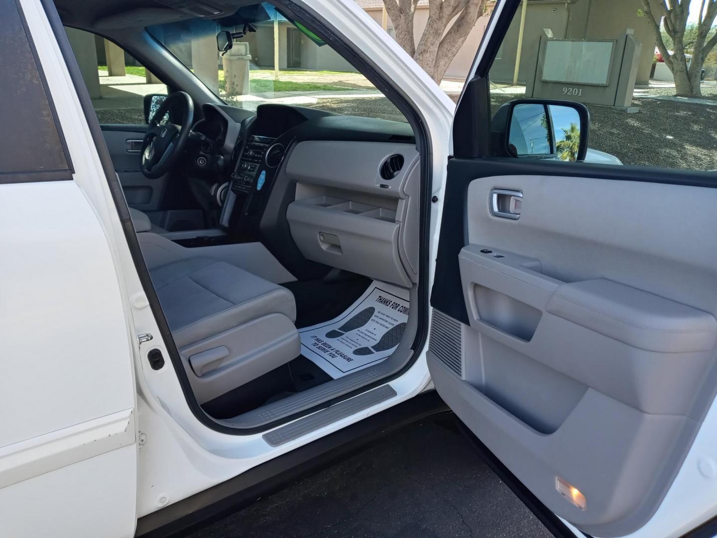 2013 WHITE /gray and black Honda Pilot EX 2WD 5-Spd AT (5FNYF3H4XDB) with an 3.5L V6 SOHC 24V engine, 5-Speed Automatic transmission, located at 323 E Dunlap Ave., Phoenix, AZ, 85020, (602) 331-9000, 33.567677, -112.069000 - Photo#13