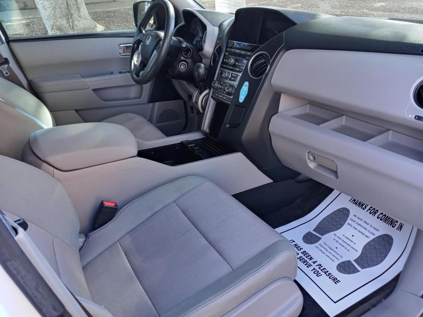 2013 WHITE /gray and black Honda Pilot EX 2WD 5-Spd AT (5FNYF3H4XDB) with an 3.5L V6 SOHC 24V engine, 5-Speed Automatic transmission, located at 323 E Dunlap Ave., Phoenix, AZ, 85020, (602) 331-9000, 33.567677, -112.069000 - Photo#14