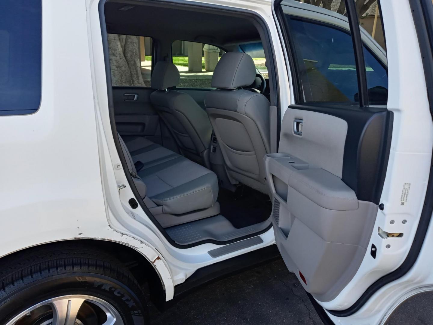 2013 WHITE /gray and black Honda Pilot EX 2WD 5-Spd AT (5FNYF3H4XDB) with an 3.5L V6 SOHC 24V engine, 5-Speed Automatic transmission, located at 323 E Dunlap Ave., Phoenix, AZ, 85020, (602) 331-9000, 33.567677, -112.069000 - Photo#15