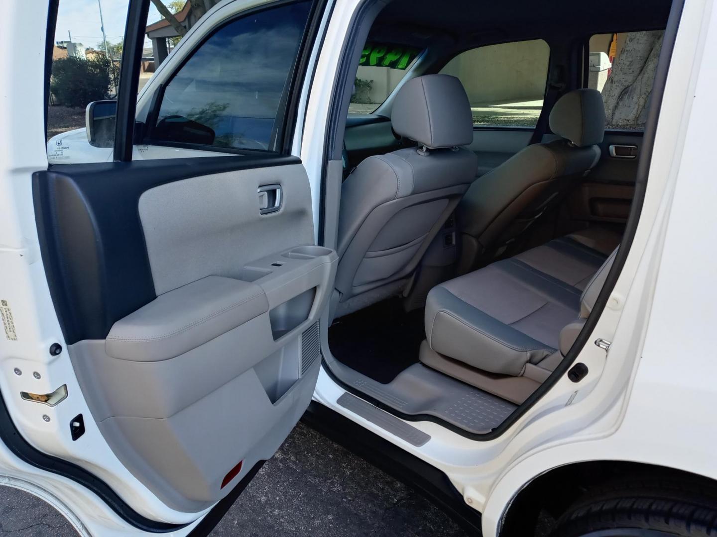 2013 WHITE /gray and black Honda Pilot EX 2WD 5-Spd AT (5FNYF3H4XDB) with an 3.5L V6 SOHC 24V engine, 5-Speed Automatic transmission, located at 323 E Dunlap Ave., Phoenix, AZ, 85020, (602) 331-9000, 33.567677, -112.069000 - Photo#10