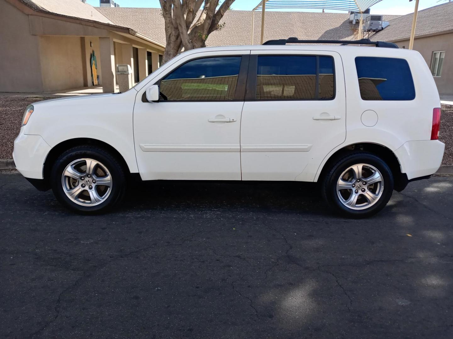 2013 WHITE /gray and black Honda Pilot EX 2WD 5-Spd AT (5FNYF3H4XDB) with an 3.5L V6 SOHC 24V engine, 5-Speed Automatic transmission, located at 323 E Dunlap Ave., Phoenix, AZ, 85020, (602) 331-9000, 33.567677, -112.069000 - Photo#6