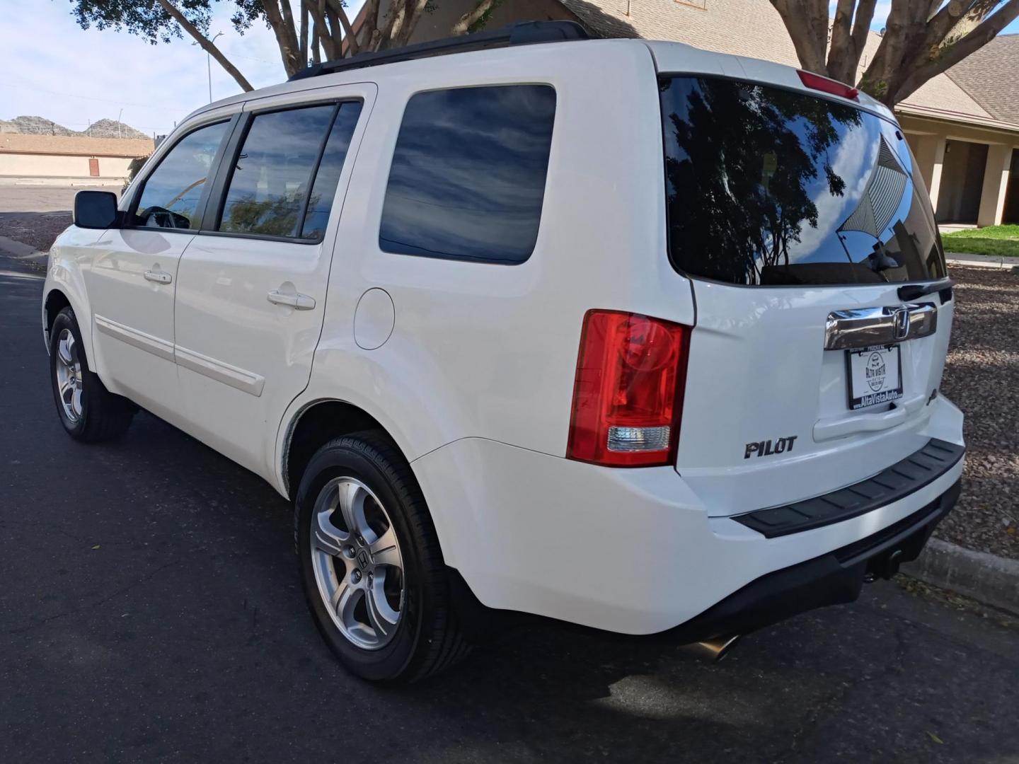 2013 WHITE /gray and black Honda Pilot EX 2WD 5-Spd AT (5FNYF3H4XDB) with an 3.5L V6 SOHC 24V engine, 5-Speed Automatic transmission, located at 323 E Dunlap Ave., Phoenix, AZ, 85020, (602) 331-9000, 33.567677, -112.069000 - Photo#5