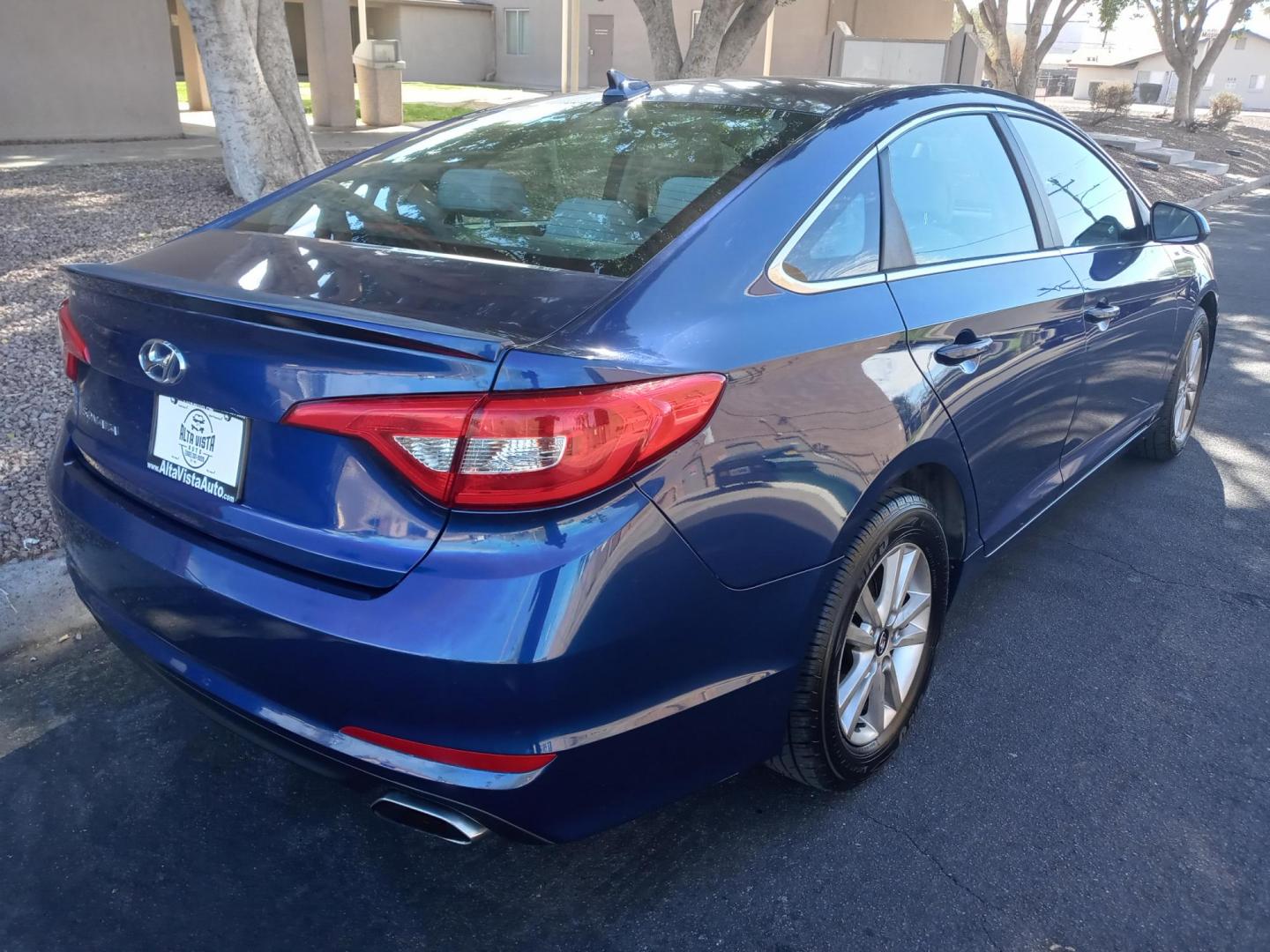 2016 BLUE /gray and black Hyundai Sonata SE (5NPE24AF0GH) with an 2.4L L4 DOHC 16V engine, 7A transmission, located at 323 E Dunlap Ave., Phoenix, AZ, 85020, (602) 331-9000, 33.567677, -112.069000 - 2016 Hyundai Sonata SE,........EXCELLENT condition, A Real Must See!!.... No accidents, Power everything, Touch screen Stereo/cd player, Phone sync, Bluetooth, Satellite compatible, backup camera, Ice cold ac, Clean gray and Black interior with gray cloth seats in near perfect condition, power wind - Photo#3