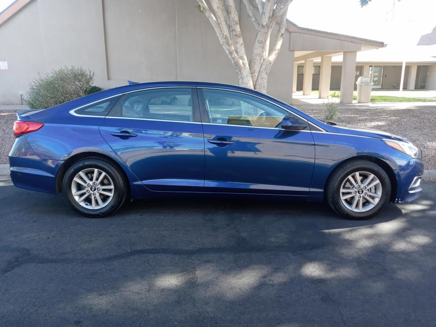 2016 BLUE /gray and black Hyundai Sonata SE (5NPE24AF0GH) with an 2.4L L4 DOHC 16V engine, 7A transmission, located at 323 E Dunlap Ave., Phoenix, AZ, 85020, (602) 331-9000, 33.567677, -112.069000 - 2016 Hyundai Sonata SE,........EXCELLENT condition, A Real Must See!!.... No accidents, Power everything, Touch screen Stereo/cd player, Phone sync, Bluetooth, Satellite compatible, backup camera, Ice cold ac, Clean gray and Black interior with gray cloth seats in near perfect condition, power wind - Photo#4