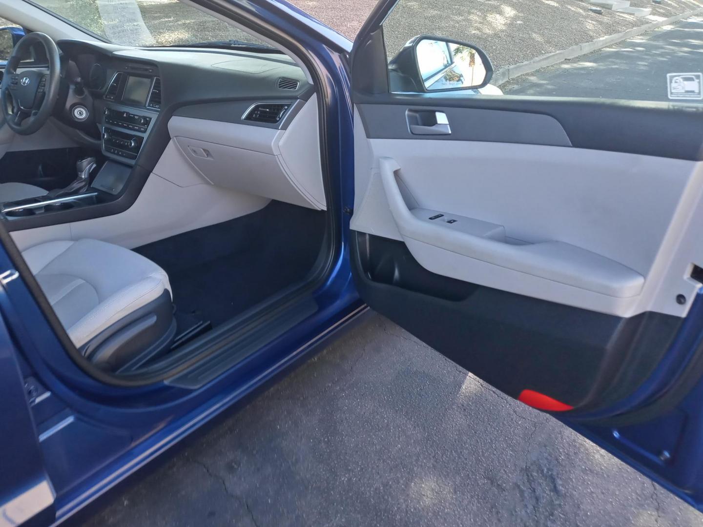 2016 BLUE /gray and black Hyundai Sonata SE (5NPE24AF0GH) with an 2.4L L4 DOHC 16V engine, 7A transmission, located at 323 E Dunlap Ave., Phoenix, AZ, 85020, (602) 331-9000, 33.567677, -112.069000 - 2016 Hyundai Sonata SE,........EXCELLENT condition, A Real Must See!!.... No accidents, Power everything, Touch screen Stereo/cd player, Phone sync, Bluetooth, Satellite compatible, backup camera, Ice cold ac, Clean gray and Black interior with gray cloth seats in near perfect condition, power wind - Photo#12