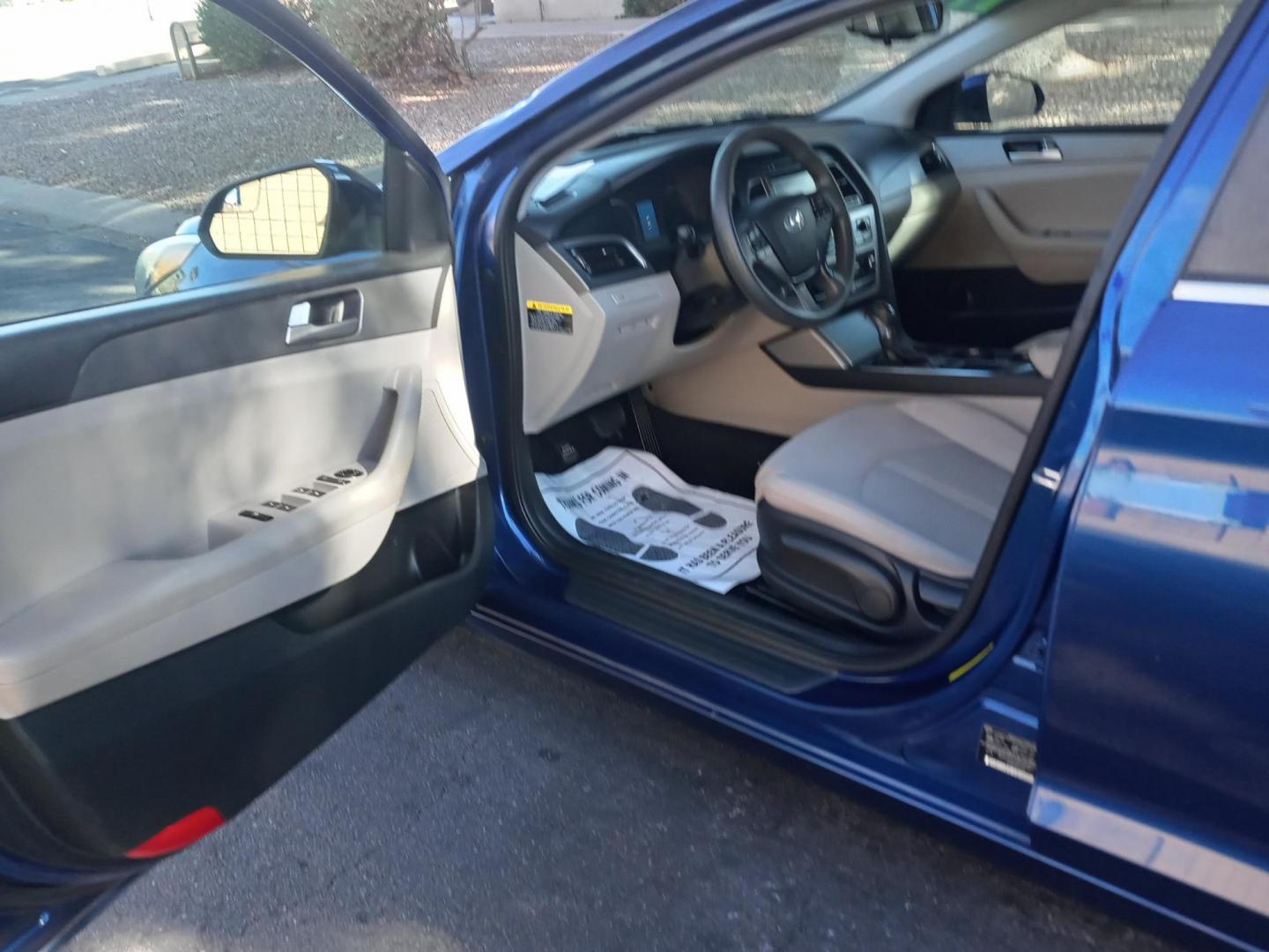 2016 BLUE /gray and black Hyundai Sonata SE (5NPE24AF0GH) with an 2.4L L4 DOHC 16V engine, 7A transmission, located at 323 E Dunlap Ave., Phoenix, AZ, 85020, (602) 331-9000, 33.567677, -112.069000 - 2016 Hyundai Sonata SE,........EXCELLENT condition, A Real Must See!!.... No accidents, Power everything, Touch screen Stereo/cd player, Phone sync, Bluetooth, Satellite compatible, backup camera, Ice cold ac, Clean gray and Black interior with gray cloth seats in near perfect condition, power wind - Photo#8