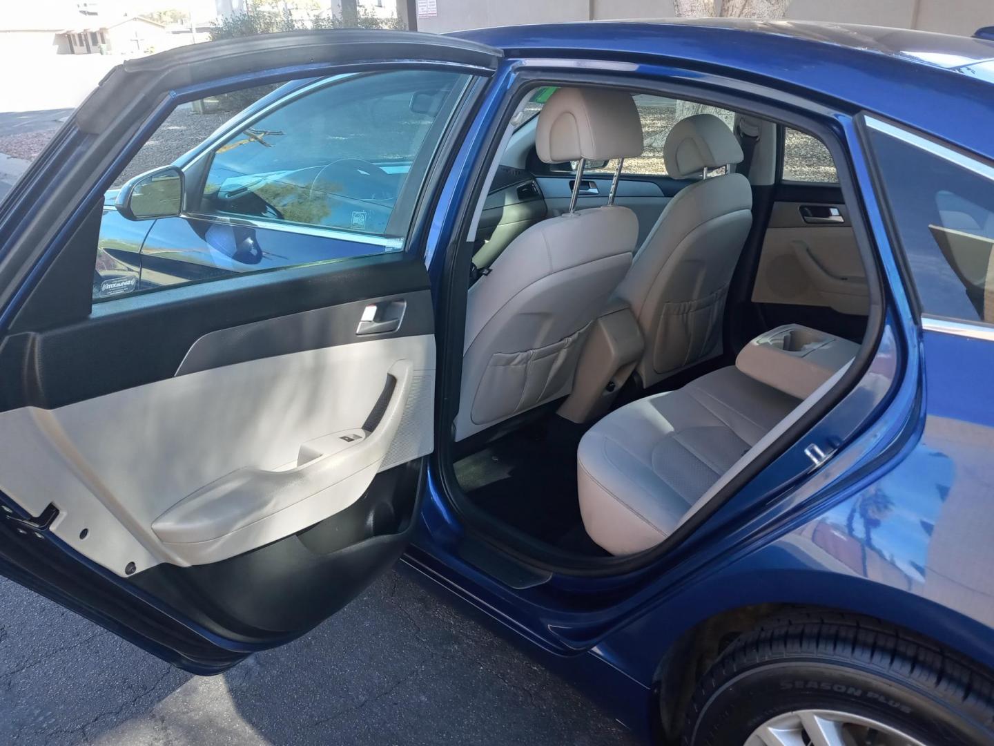 2016 BLUE /gray and black Hyundai Sonata SE (5NPE24AF0GH) with an 2.4L L4 DOHC 16V engine, 7A transmission, located at 323 E Dunlap Ave., Phoenix, AZ, 85020, (602) 331-9000, 33.567677, -112.069000 - 2016 Hyundai Sonata SE,........EXCELLENT condition, A Real Must See!!.... No accidents, Power everything, Touch screen Stereo/cd player, Phone sync, Bluetooth, Satellite compatible, backup camera, Ice cold ac, Clean gray and Black interior with gray cloth seats in near perfect condition, power wind - Photo#10