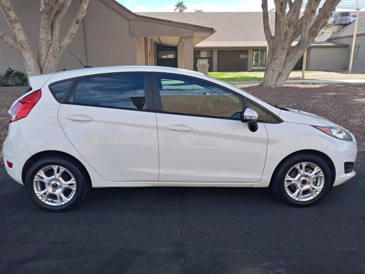 2016 WHITE /gray and black Ford Fiesta SE Hatchback (3FADP4EJ2GM) with an 1.6L L4 DOHC 16V engine, automatic transmission, located at 323 E Dunlap Ave., Phoenix, AZ, 85020, (602) 331-9000, 33.567677, -112.069000 - 2016 Ford Fiesta SE Hatchback,……. EXCELLENT condition,…… A Real Must See!!.... No accidents, Power everything, Ice cold ac, gray and black interior with black cloth seats in near perfect condition, power windows, power door locks, stereo/cd player, phone sync, blue tooth, clean Arizona title - Photo#4