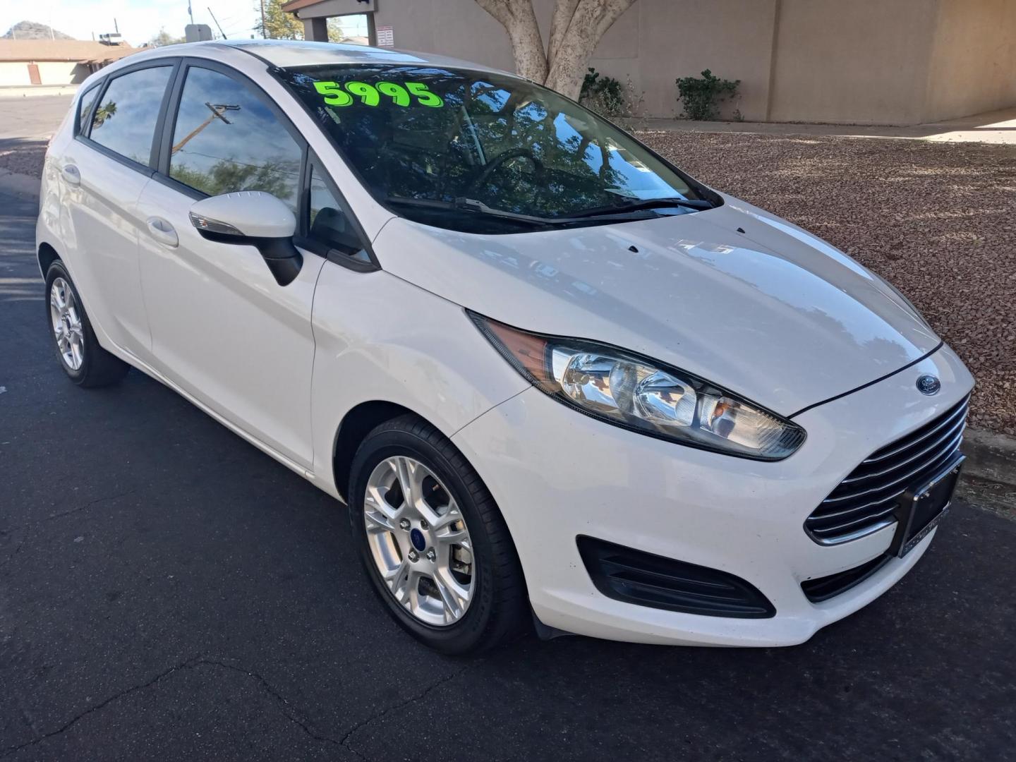 2016 WHITE /gray and black Ford Fiesta SE Hatchback (3FADP4EJ2GM) with an 1.6L L4 DOHC 16V engine, automatic transmission, located at 323 E Dunlap Ave., Phoenix, AZ, 85020, (602) 331-9000, 33.567677, -112.069000 - 2016 Ford Fiesta SE Hatchback,……. EXCELLENT condition,…… A Real Must See!!.... No accidents, Power everything, Ice cold ac, gray and black interior with black cloth seats in near perfect condition, power windows, power door locks, stereo/cd player, phone sync, blue tooth, clean Arizona title - Photo#2