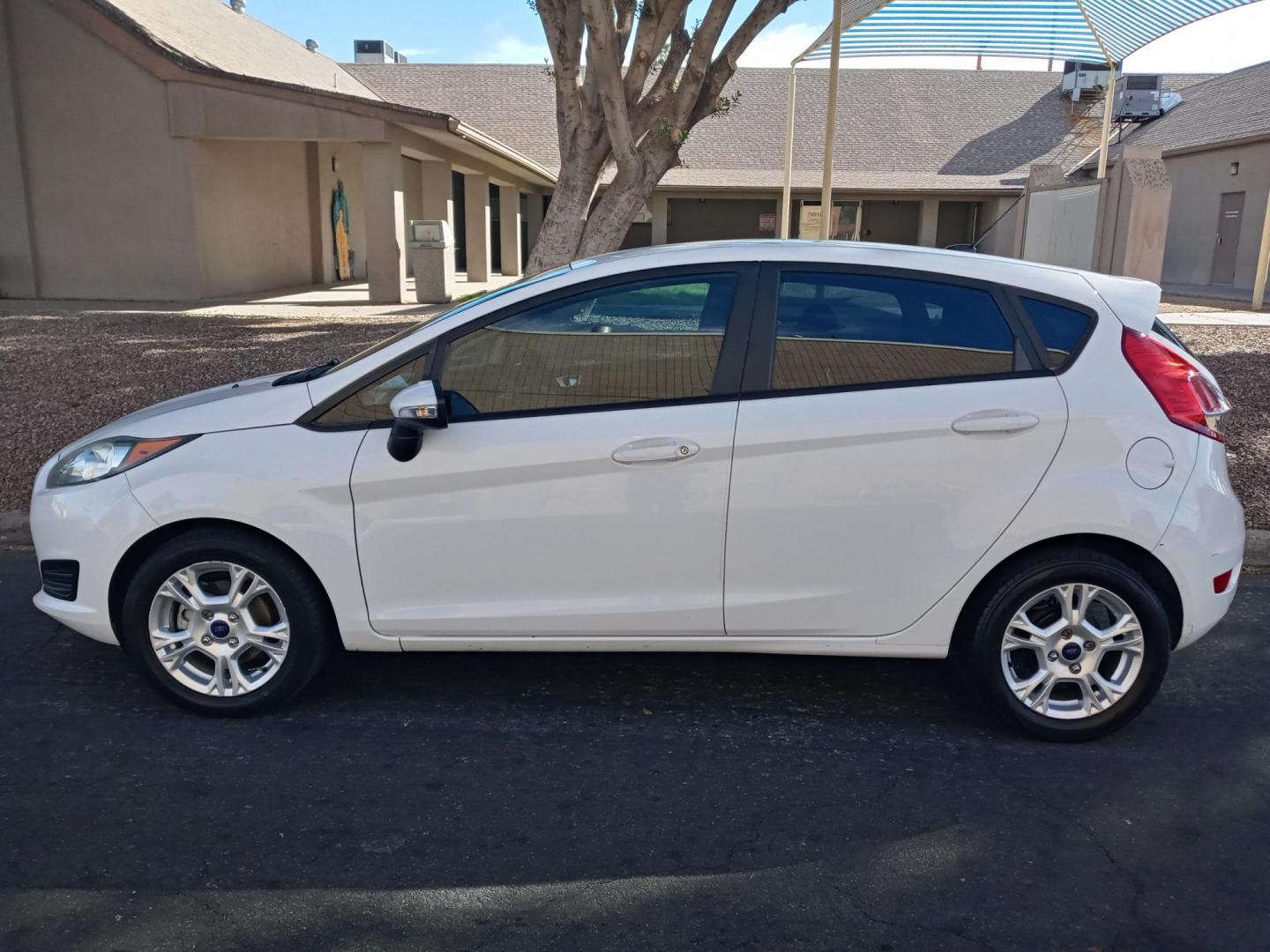 2016 WHITE /gray and black Ford Fiesta SE Hatchback (3FADP4EJ2GM) with an 1.6L L4 DOHC 16V engine, automatic transmission, located at 323 E Dunlap Ave., Phoenix, AZ, 85020, (602) 331-9000, 33.567677, -112.069000 - 2016 Ford Fiesta SE Hatchback,……. EXCELLENT condition,…… A Real Must See!!.... No accidents, Power everything, Ice cold ac, gray and black interior with black cloth seats in near perfect condition, power windows, power door locks, stereo/cd player, phone sync, blue tooth, clean Arizona title - Photo#6