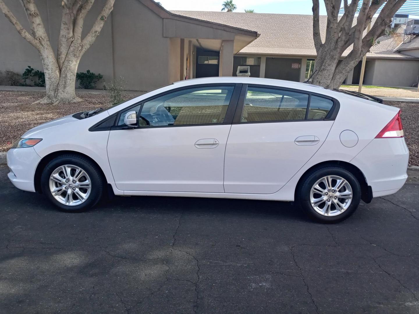 2010 WHITE /gray Honda Insight EX (JHMZE2H73AS) with an 1.3L L4 SOHC 8V HYBRID engine, Continuously Variable Transmisson transmission, located at 323 E Dunlap Ave., Phoenix, AZ, 85020, (602) 331-9000, 33.567677, -112.069000 - 2010 Honda Insight EX……. EXCELLENT condition,…… A Real Must See!!.... No accidents, Power everything, Ice cold ac, gray interior with gray cloth seats in near perfect condition, power windows, power door locks, touch screen stereo/cd player, phone sync, blue tooth, Navigation, clean Arizona - Photo#6