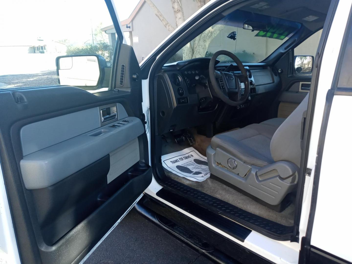 2011 WHITE /gray and black Ford F-150 FX4 SuperCab 6.5-ft. Bed 4WD (1FTFX1EF6BF) with an 5.0L V8 engine, 4-Speed Automatic transmission, located at 323 E Dunlap Ave., Phoenix, AZ, 85020, (602) 331-9000, 33.567677, -112.069000 - Photo#10