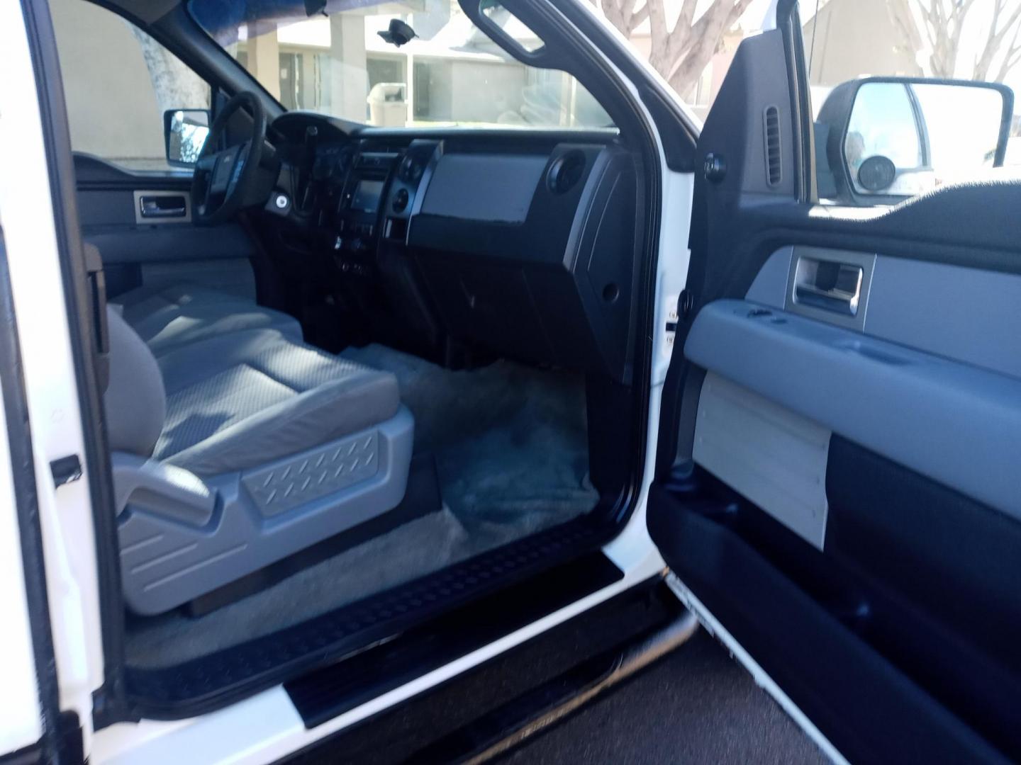 2011 WHITE /gray and black Ford F-150 FX4 SuperCab 6.5-ft. Bed 4WD (1FTFX1EF6BF) with an 5.0L V8 engine, 4-Speed Automatic transmission, located at 323 E Dunlap Ave., Phoenix, AZ, 85020, (602) 331-9000, 33.567677, -112.069000 - Photo#12