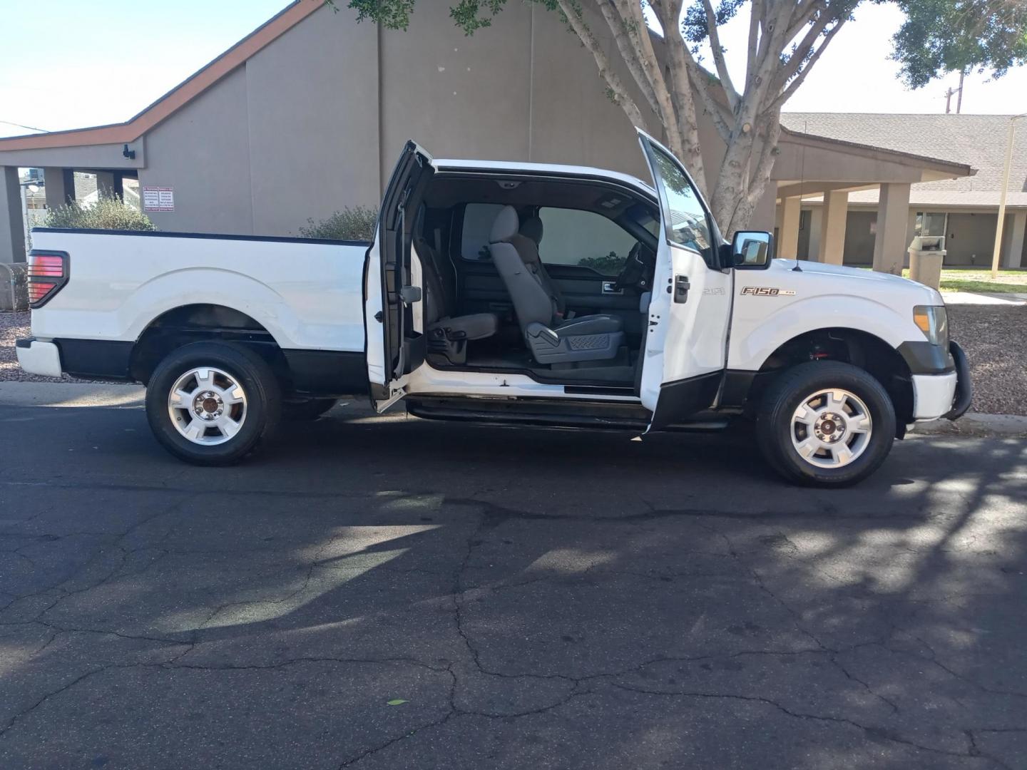 2011 WHITE /gray and black Ford F-150 FX4 SuperCab 6.5-ft. Bed 4WD (1FTFX1EF6BF) with an 5.0L V8 engine, 4-Speed Automatic transmission, located at 323 E Dunlap Ave., Phoenix, AZ, 85020, (602) 331-9000, 33.567677, -112.069000 - Photo#5