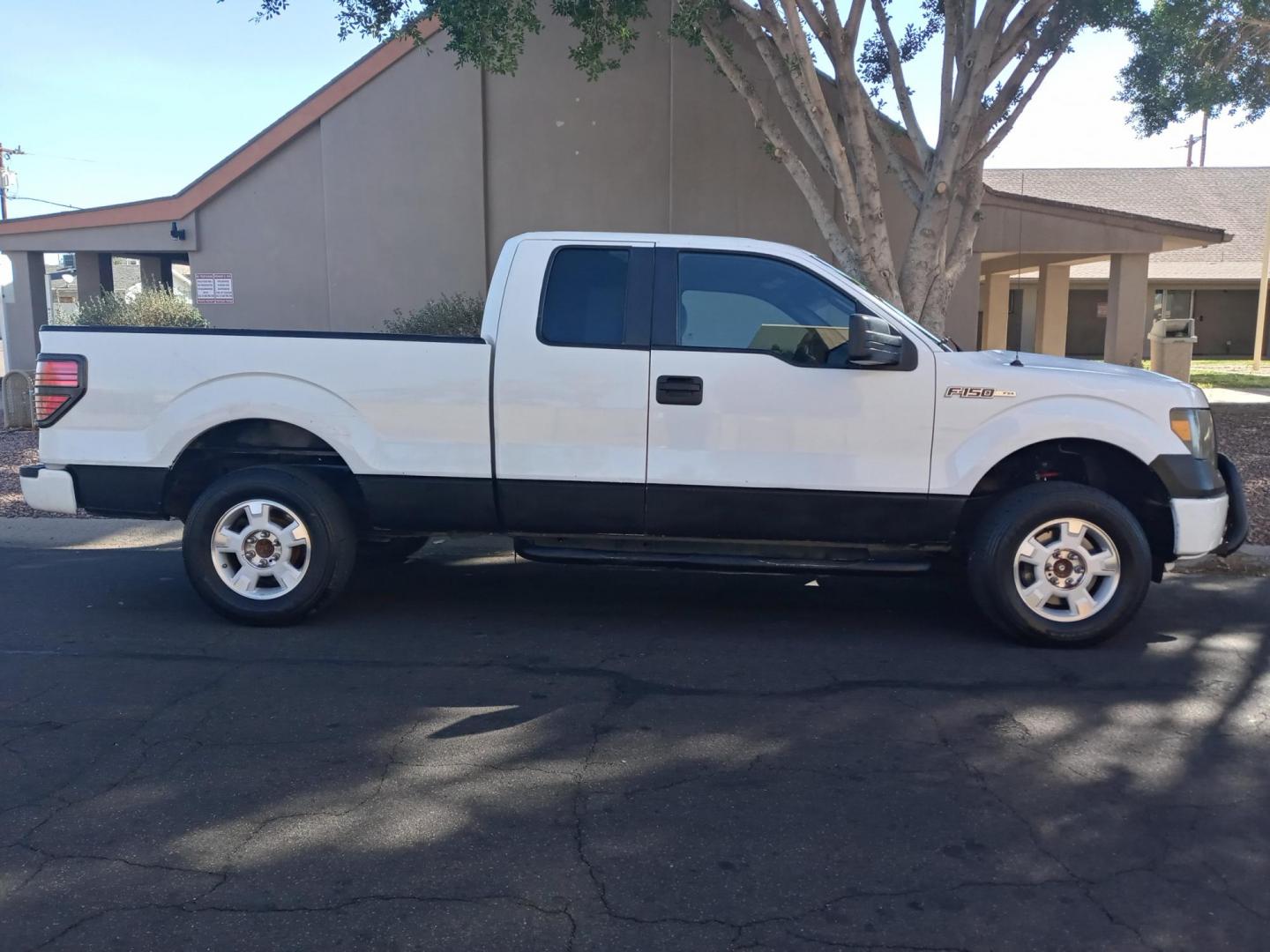 2011 WHITE /gray and black Ford F-150 FX4 SuperCab 6.5-ft. Bed 4WD (1FTFX1EF6BF) with an 5.0L V8 engine, 4-Speed Automatic transmission, located at 323 E Dunlap Ave., Phoenix, AZ, 85020, (602) 331-9000, 33.567677, -112.069000 - Photo#4