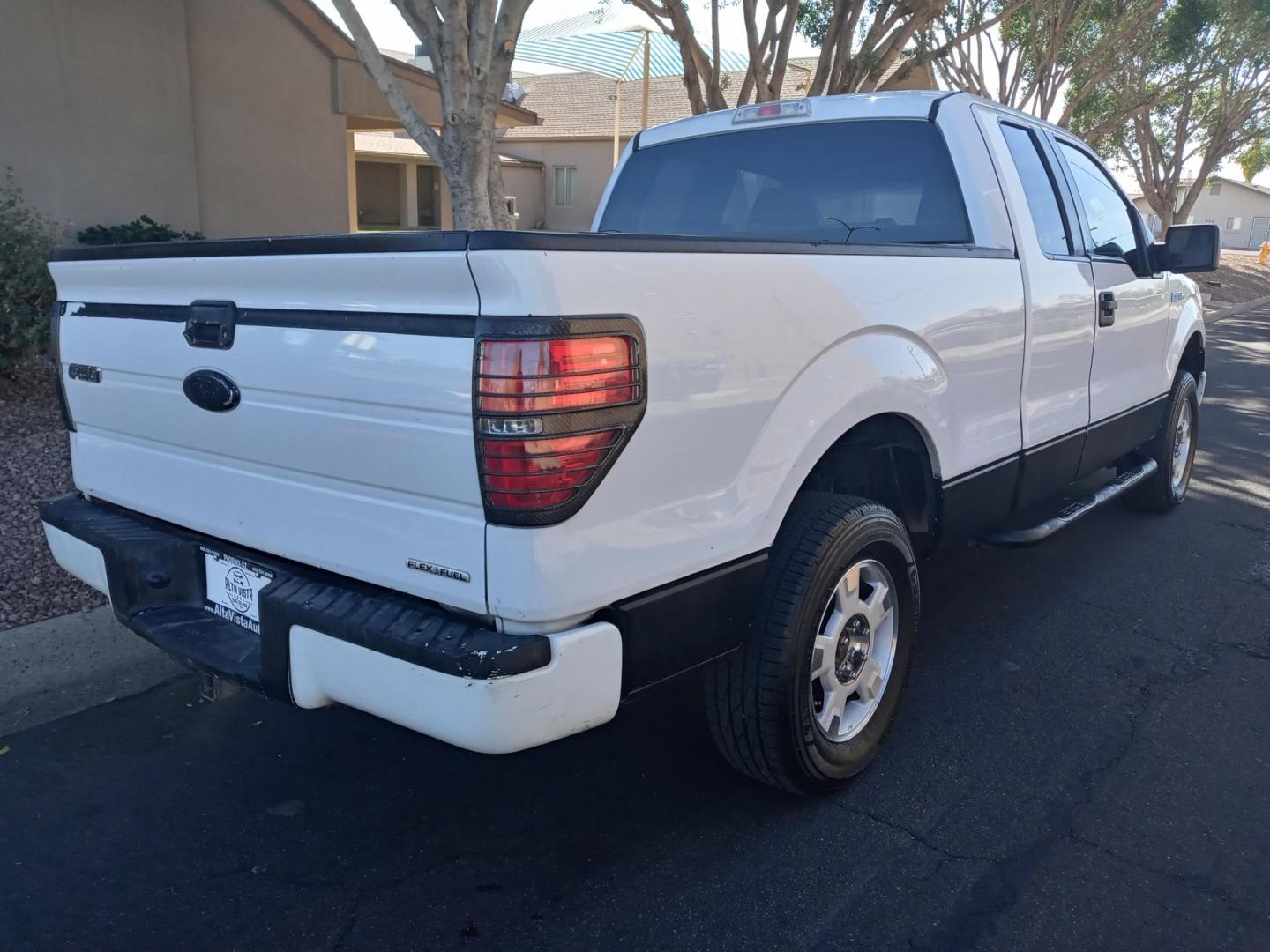 2011 WHITE /gray and black Ford F-150 FX4 SuperCab 6.5-ft. Bed 4WD (1FTFX1EF6BF) with an 5.0L V8 engine, 4-Speed Automatic transmission, located at 323 E Dunlap Ave., Phoenix, AZ, 85020, (602) 331-9000, 33.567677, -112.069000 - Photo#3