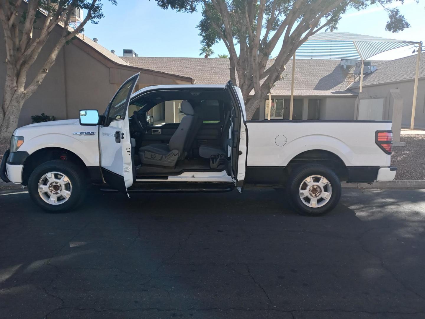 2011 WHITE /gray and black Ford F-150 FX4 SuperCab 6.5-ft. Bed 4WD (1FTFX1EF6BF) with an 5.0L V8 engine, 4-Speed Automatic transmission, located at 323 E Dunlap Ave., Phoenix, AZ, 85020, (602) 331-9000, 33.567677, -112.069000 - Photo#8