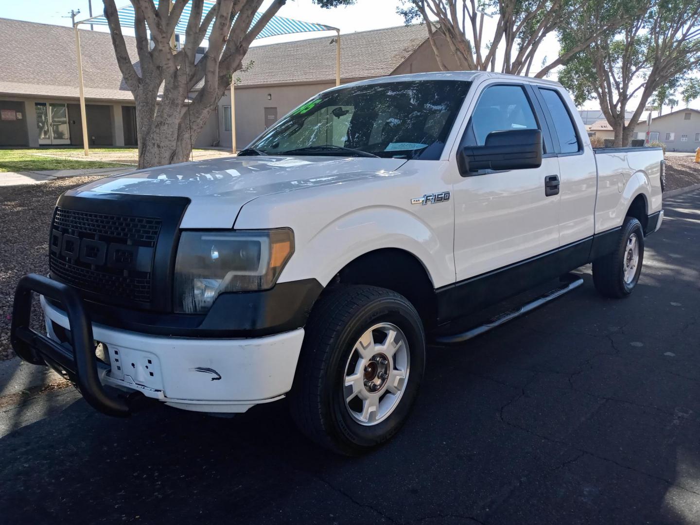 2011 WHITE /gray and black Ford F-150 FX4 SuperCab 6.5-ft. Bed 4WD (1FTFX1EF6BF) with an 5.0L V8 engine, 4-Speed Automatic transmission, located at 323 E Dunlap Ave., Phoenix, AZ, 85020, (602) 331-9000, 33.567677, -112.069000 - Photo#0