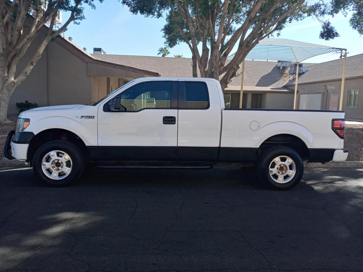 2011 WHITE /gray and black Ford F-150 FX4 SuperCab 6.5-ft. Bed 4WD (1FTFX1EF6BF) with an 5.0L V8 engine, 4-Speed Automatic transmission, located at 323 E Dunlap Ave., Phoenix, AZ, 85020, (602) 331-9000, 33.567677, -112.069000 - Photo#7